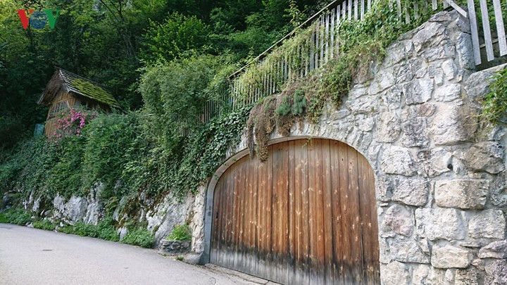 Những ngôi nhà đá còn giữ nguyên trạng,