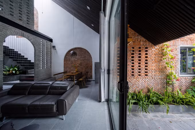  Vật liệu sử dụng chính trong nhà là gạch trần và gỗ tự nhiên đem lại cảm giác mộc mạc, thân quen.