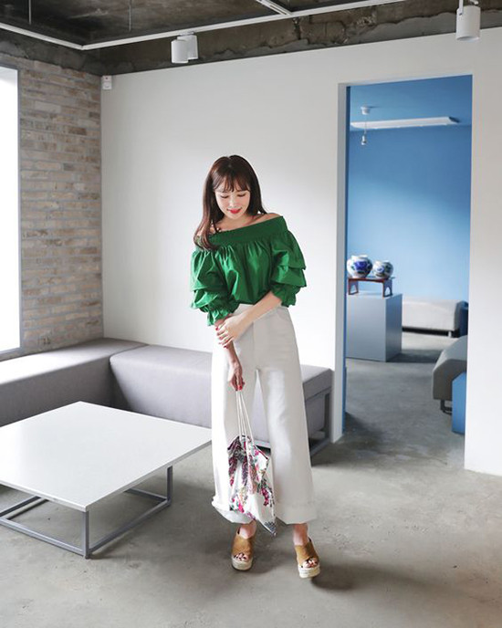 Mẫu áo bẹt vai có tông màu hot trend trở thành điểm nhấn cho set đồ xuống phố của phái đẹp. Vì sắc xanh vốn khá nổi bật nên bạn gái hạn chế phối các phụ kiện quá nhiều màu sắc sặc sỡ đi kèm. 