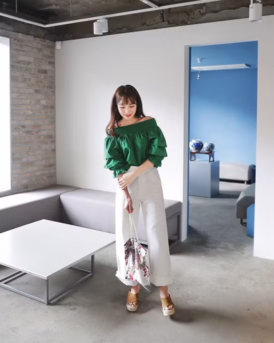 Mẫu áo bẹt vai có tông màu hot trend trở thành điểm nhấn cho set đồ xuống phố của phái đẹp. Vì sắc xanh vốn khá nổi bật nên bạn gái hạn chế phối các phụ kiện quá nhiều màu sắc sặc sỡ đi kèm. 