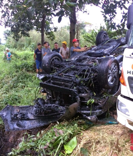 Ôtô khi được kéo lên. Ảnh: Tin Tin.