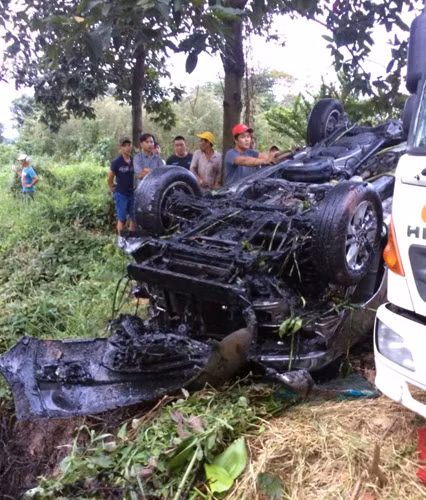 Ôtô khi được kéo lên. Ảnh: Tin Tin.