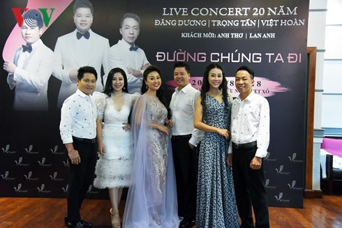 Gia đình Trọng Tấn - Đăng Dương - Việt Hoàn thân thiết ngoài đời.