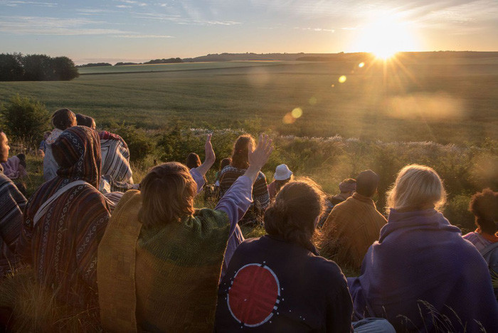  Đám đông vẫy tay chào đón ánh nắng đầu tiên ngày hạ chí tại Anh hoôm 21-6 - Ảnh: Matt Cardy/Getty Images