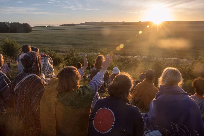  Đám đông vẫy tay chào đón ánh nắng đầu tiên ngày hạ chí tại Anh hoôm 21-6 - Ảnh: Matt Cardy/Getty Images