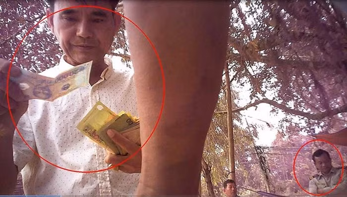 Các con bạc đi qua đường tiểu ngạch phải đóng “phí” cho lực lượng chức năng Campuchia. Ảnh: HOÀI NAM