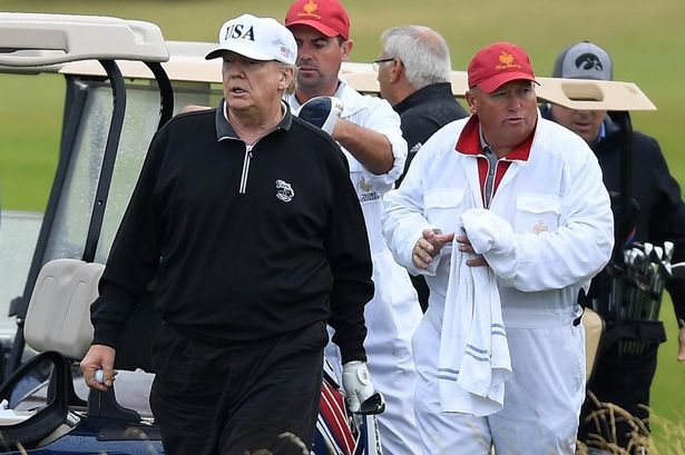 Tổng thống Trump chơi golf ở Scotland. (Ảnh: AFP)