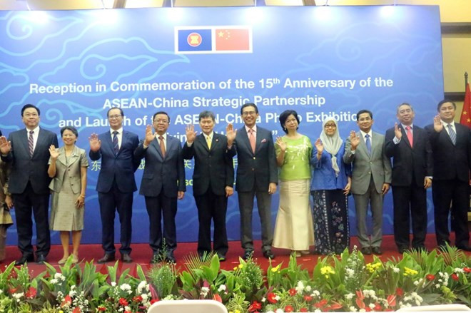 Các đại biểu tham dự chụp ảnh lưu niệm.