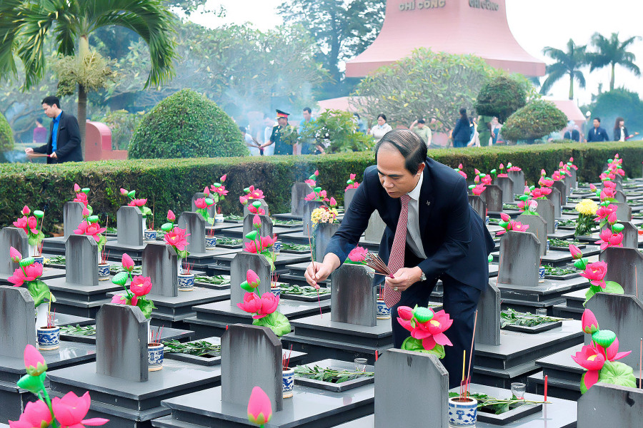 Đồng chí lãnh đọa tỉnh thắp hương tưởng nhớ các liệt sĩ. Ảnh: Đức Thụy