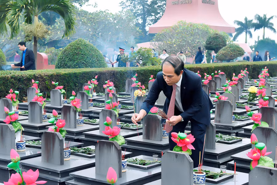 Đồng chí lãnh đọa tỉnh thắp hương tưởng nhớ các liệt sĩ. Ảnh: Đức Thụy
