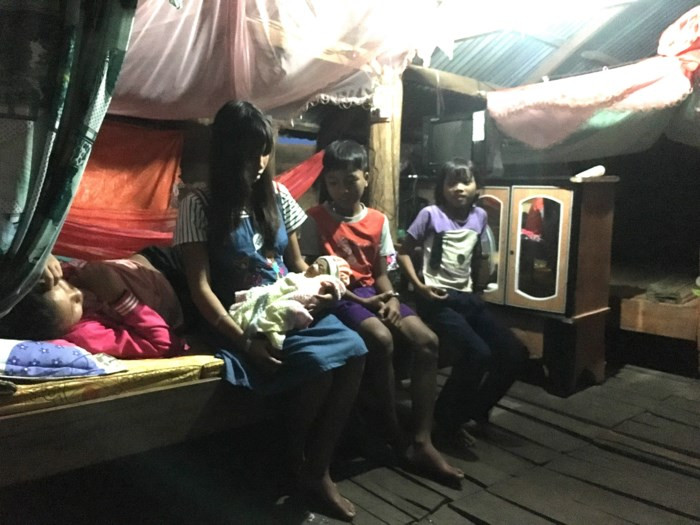 Gia đình H’Đưng, xã Đất Bằng, huyện Krông Pa, sống trong căn nhà sàn sập sệ, chật chội mượn tạm của làng.