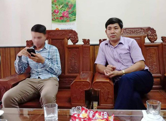 Ông Lê Văn Tuyên, Giám đốc Ban QLDA huyện Hà Trung (phải), phủ nhận "vòi tiền" 100 triệu đồng của DN. Ông Lê Văn Tuyên, Giám đốc Ban QLDA huyện Hà Trung (phải), phủ nhận