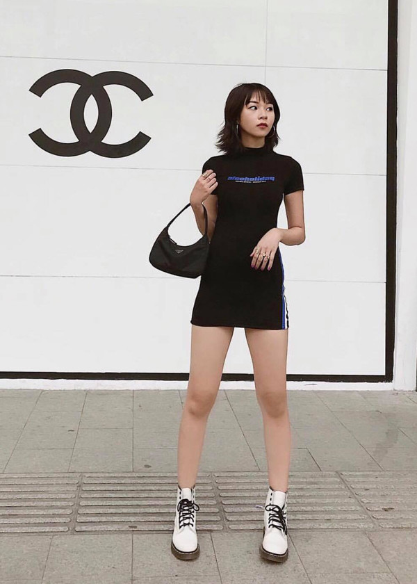 Ngoài chân váy ngắn, Phí Phương Anh còn chọn thêm váy ôm sát body để khoe nét trẻ trung, năng động. Ngoài chân váy ngắn, Phí Phương Anh còn chọn thêm váy ôm sát body để khoe nét trẻ trung, năng động.