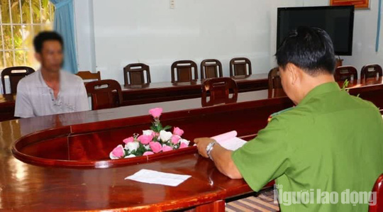 Công an làm việc với ông Tâm. Ảnh: Công an cung cấp