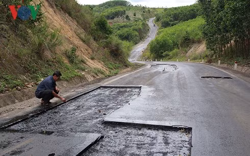 Người dân bức xúc vì công trình nghìn tỷ mới đưa vào sử dụng đã hư hỏng.