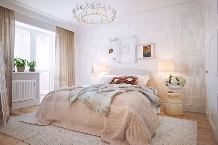 Phòng ngủ bố mẹ thực sự là một không gian sang trọng và quyến rũ, ở đó chiếc đèn trần cổ điển mang lại sự thu hút, bức tường đầu giường có dạng khung hình làm nổi bật những bức tranh phía trên.