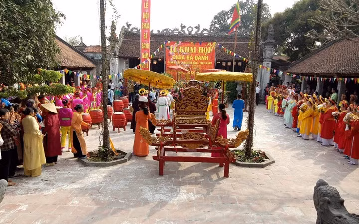 Đã thành lệ bao đời, Lễ hội Chùa Bà Đanh được tổ chức vào tháng 2 âm lịch hàng năm, nhằm tôn vinh, cảm tạ ân đức của các vị thần phù trợ cho việc sản xuất nông nghiệp tốt tươi, và cuộc sống no đủ của nhân dân... 