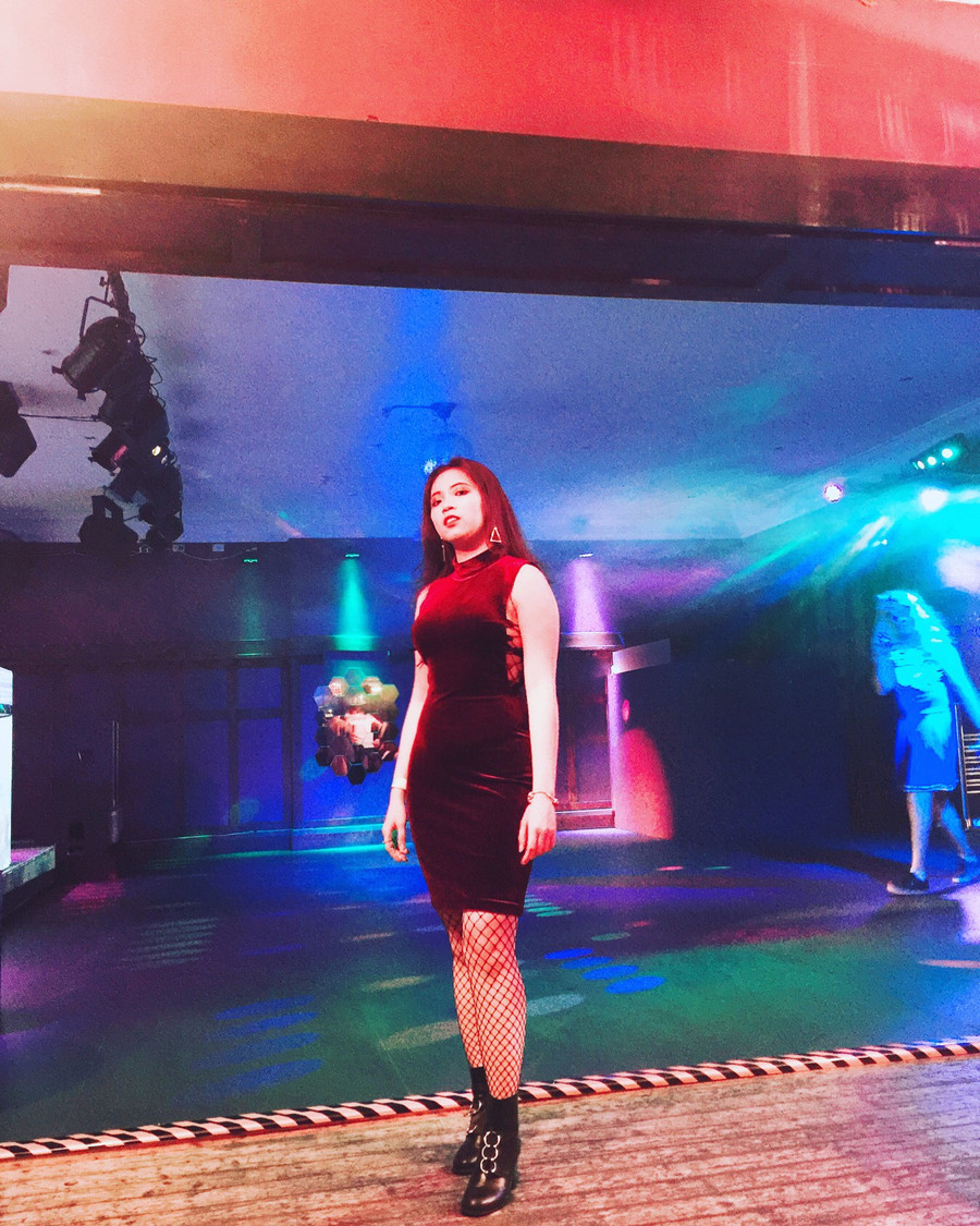  Thay đổi môi trường sống, Hà Chi cũng ít nhiều thay đổi về ngoại hình và phong cách. Tuy nhiên, nét rạng rỡ và cuốn hút từ nụ cười và ánh mắt của cô thì vẫn như xưa.