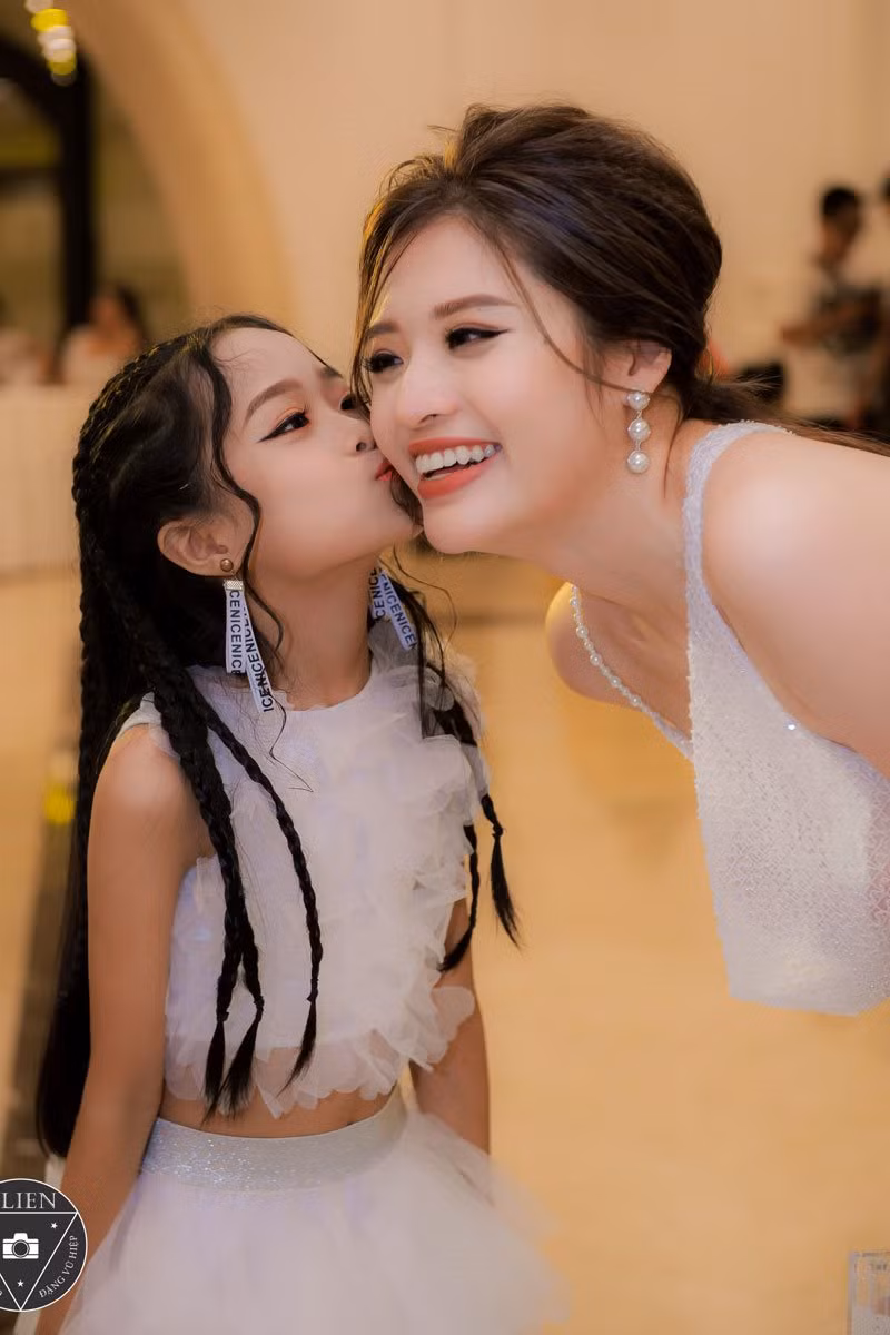  Người đẹp cho biết, cô nàng đáng yêu là Trần Phạm Minh Anh. Minh Anh được biết tới là một cô nàng siêu đa tài với khả năng vũ công điêu luyện, MC nhí, mẫu ảnh, ca hát. Đây là lần đầu tiên, Phan Hoàng Thu gặp Minh Anh ở sự kiện, nhưng vì yêu mến trẻ con và thích gu thời trang của Minh Anh mà cả 02 cô cháu tỏ ra khá thân thiết.