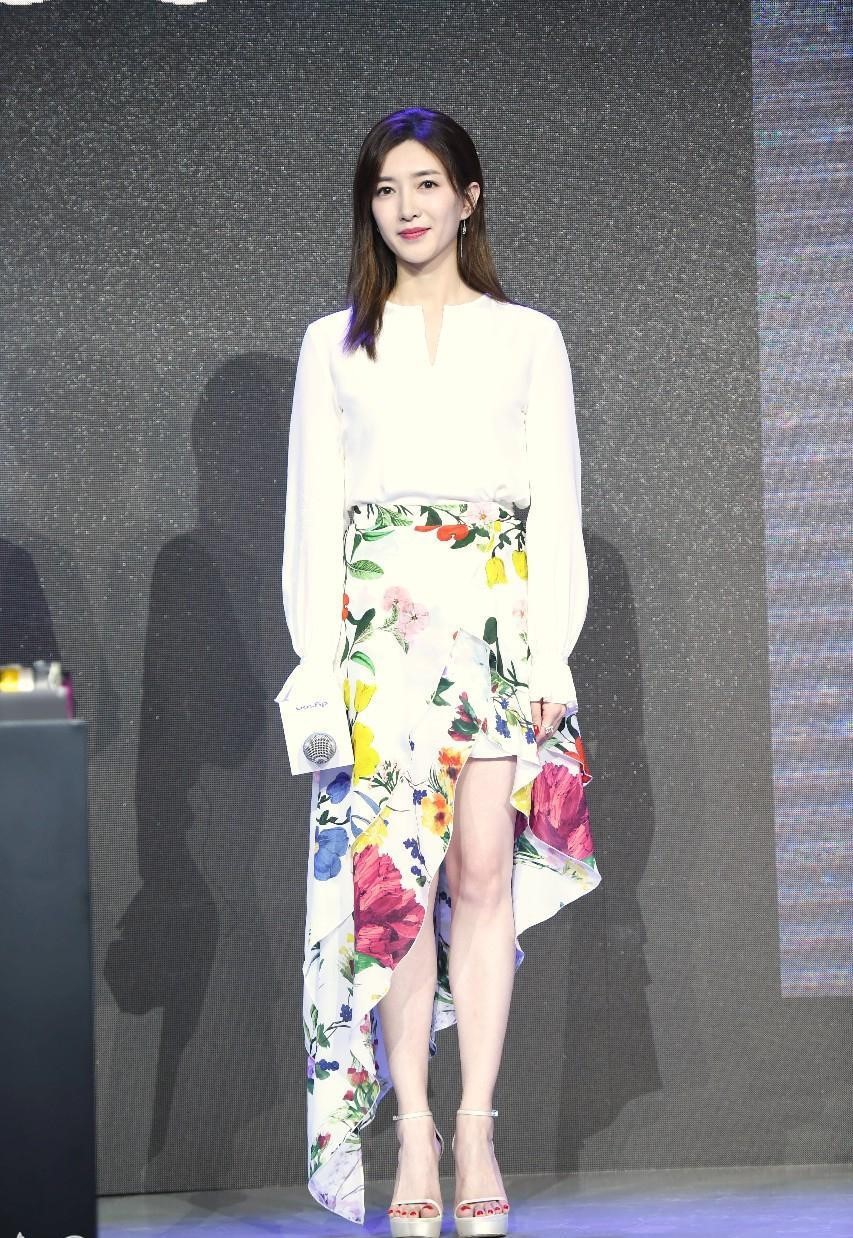 Cũng diện sơ mi trắng và chân váy, Giang Sơ Ảnh tạo điểm nhấn nhờ kiểu váy bất đối xứng lạ mắt với họa tiết hoa lá tươi trẻ. Cũng diện sơ mi trắng và chân váy, Giang Sơ Ảnh tạo điểm nhấn nhờ kiểu váy bất đối xứng lạ mắt với họa tiết hoa lá tươi trẻ.