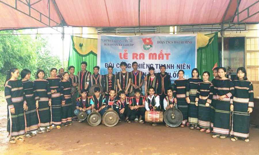  Các thành viên trong đội cồng chiêng thanh niên làng Gran . Ảnh: Huy Hoàng