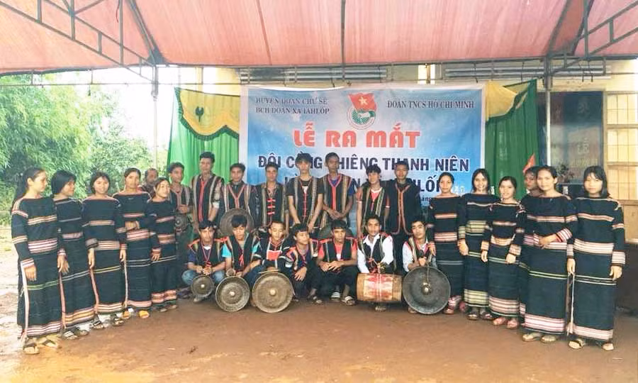  Các thành viên trong đội cồng chiêng thanh niên làng Gran . Ảnh: Huy Hoàng