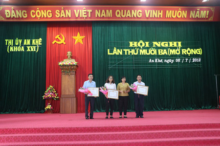 Ban Thường vụ Thị ủy An khê tặng giấy khen cho tập thể trong sạch vững mạnh tiêu biểu. Ảnh: N.M