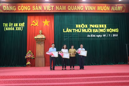 Ban Thường vụ Thị ủy An khê tặng giấy khen cho tập thể trong sạch vững mạnh tiêu biểu. Ảnh: N.M