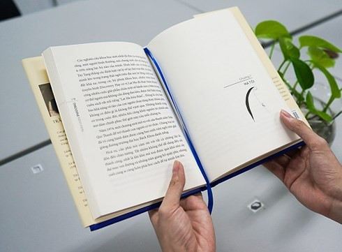 Hình minh họa trong 10 chương của cuốn sách tái bản do họa sĩ Lê Thiết Cương vẽ. Hình minh họa trong 10 chương của cuốn sách tái bản do họa sĩ Lê Thiết Cương vẽ.
