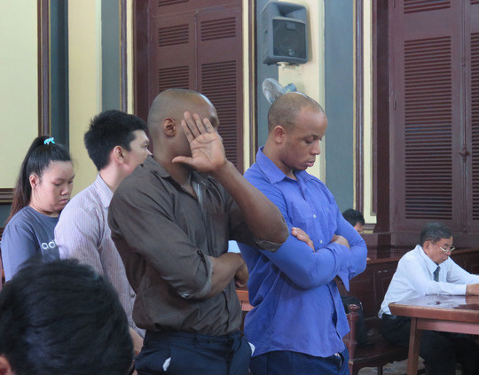 Bị cáo người Nigeria liên tục che mặt trong phiên tòa Bị cáo người Nigeria liên tục che mặt trong phiên tòa