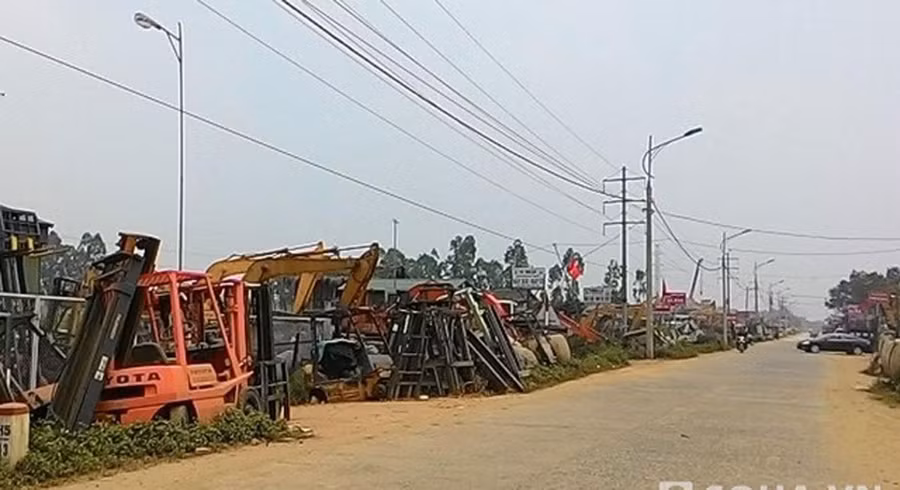 Hàng trăm chiếc máy cẩu đang nằm ở công xưởng mổ xe.