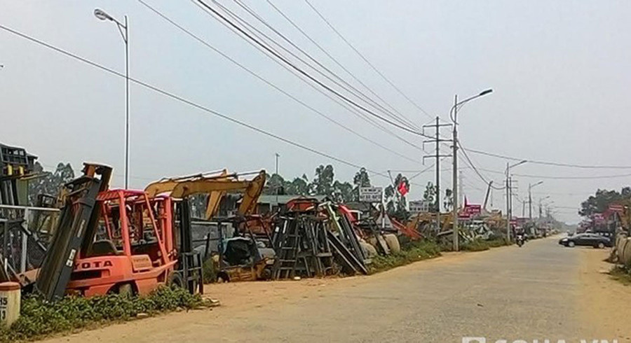 Hàng trăm chiếc máy cẩu đang nằm ở công xưởng mổ xe.