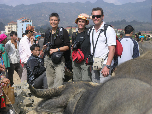 Du khách Tây thích thú thăm chợ phiên vùng cao Lào Cai Du khách Tây thích thú thăm chợ phiên vùng cao Lào Cai