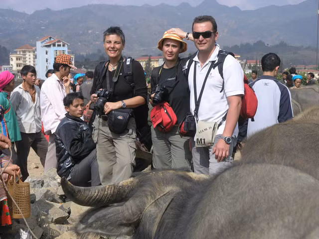 Du khách Tây thích thú thăm chợ phiên vùng cao Lào Cai