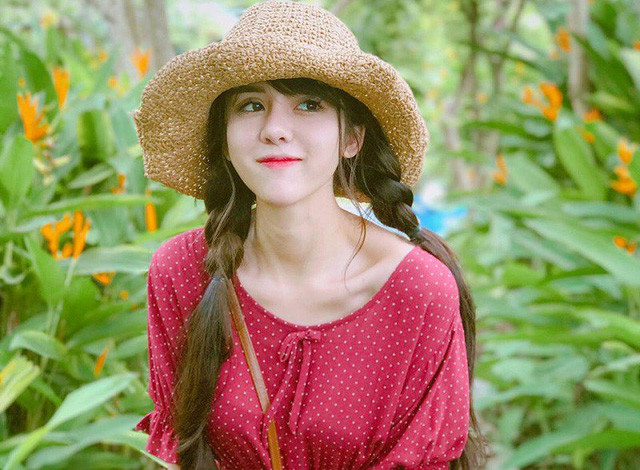  Bất ngờ nổi tiếng trên mạng xã hội, lượt người theo dõi trên trang Facebook cá nhân của Linh cũng tăng lên nhanh chóng. Linh chia sẻ cô khá bất ngờ khi biết được những hình ảnh của mình đang ngập tràn trên mạng xã hội.