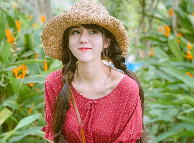  Bất ngờ nổi tiếng trên mạng xã hội, lượt người theo dõi trên trang Facebook cá nhân của Linh cũng tăng lên nhanh chóng. Linh chia sẻ cô khá bất ngờ khi biết được những hình ảnh của mình đang ngập tràn trên mạng xã hội.