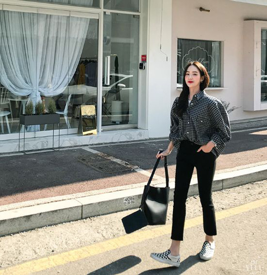 Thay vì cách diện các kiểu áo ôm, chọn size lớn hơn để thể hiện sự phá cách cùng mốt oversize.