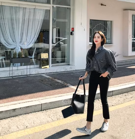 Thay vì cách diện các kiểu áo ôm, chọn size lớn hơn để thể hiện sự phá cách cùng mốt oversize.