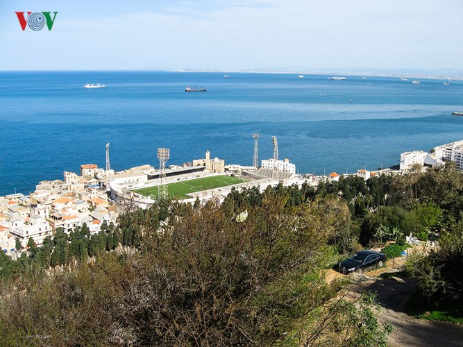  Một sân bóng nằm bên bờ biển. Lãng mạn và hào hoa là tính cách nổi bật của người dân Algiers. Rất nhiều cầu thủ bóng đá tài năng của thế giới có gốc gác từ vùng đất này.