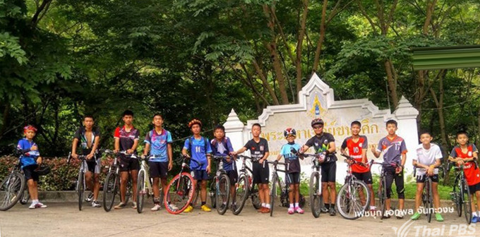 Đội bóng Wild Boars trước khi mất tích trong hang Tham Luang sau cơn mưa lớn hôm 23-6. Ảnh: Thai PBS English News.  Đội bóng Wild Boars trước khi mất tích trong hang Tham Luang sau cơn mưa lớn hôm 23/6. Ảnh: Thai PBS English News.