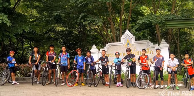  Đội bóng Wild Boars trước khi mất tích trong hang Tham Luang sau cơn mưa lớn hôm 23/6. Ảnh: Thai PBS English News.