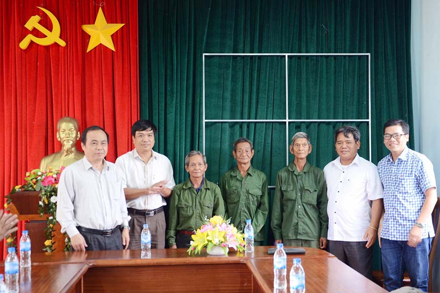 Lãnh đạo tỉnh thăm và tặng quà các gia đình chính sách. Ảnh: P.L