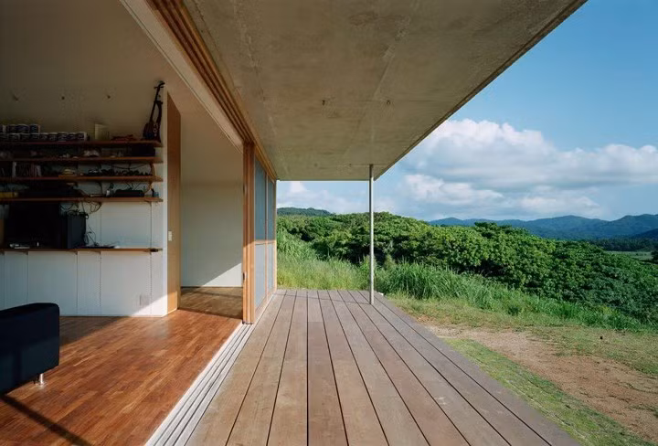 Phần mái rộng và dài bảo vệ ngôi nhà khỏi nắng.