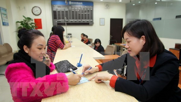 Giao dịch tại Sacombank. (Nguồn: TTXVN)