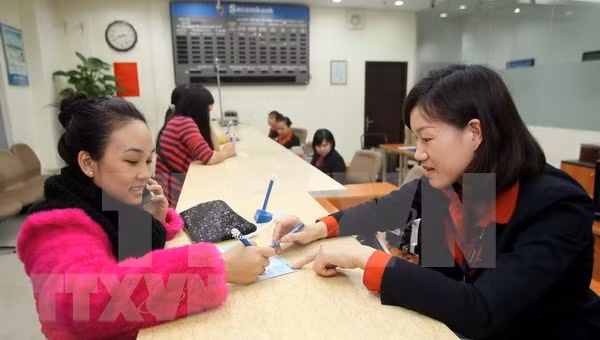 Giao dịch tại Sacombank. (Nguồn: TTXVN)