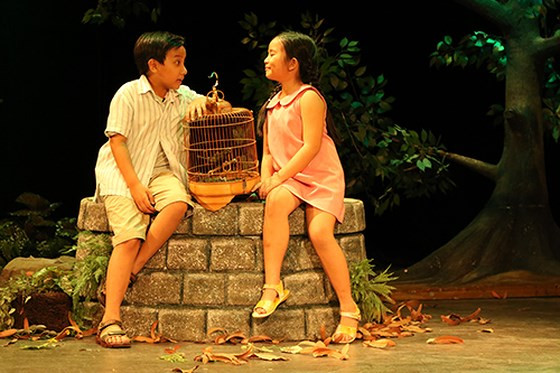 Trước điện ảnh, cuốn sách này từng được chuyển thể lên sân khấu kịch