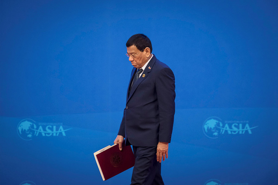 Nhiều ý kiến cho rằng ông Duterte đã đánh đổi chủ quyền đất nước nhưng không nhận lại được gì đáng kể từ Trung Quốc. Ảnh: Bloomberg.