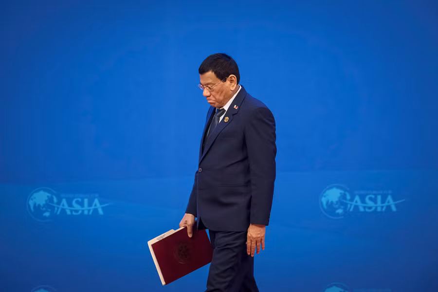 Nhiều ý kiến cho rằng ông Duterte đã đánh đổi chủ quyền đất nước nhưng không nhận lại được gì đáng kể từ Trung Quốc. Ảnh: Bloomberg.