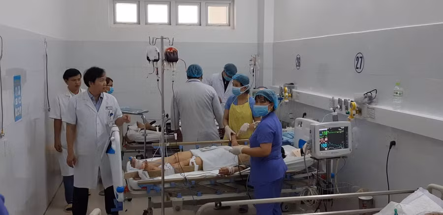 Nạn nhân bị thương đang được cấp cứu tại BV Đà Nẵng. Ảnh: Cao Thái