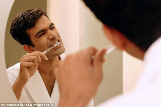 Đàn ông mắc bệnh viêm nướu tăng gấy đôi nguy cơ rối loạn cương dương - ảnh: SHUTTERSTOCK